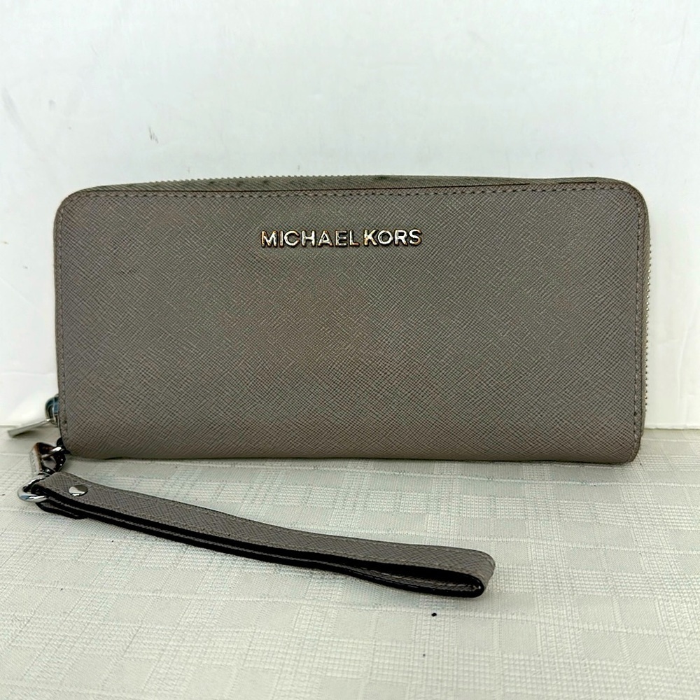 MICHAEL MICHAEL KORS
Jet Set Travel Crossgrain Leather Continental Wallet